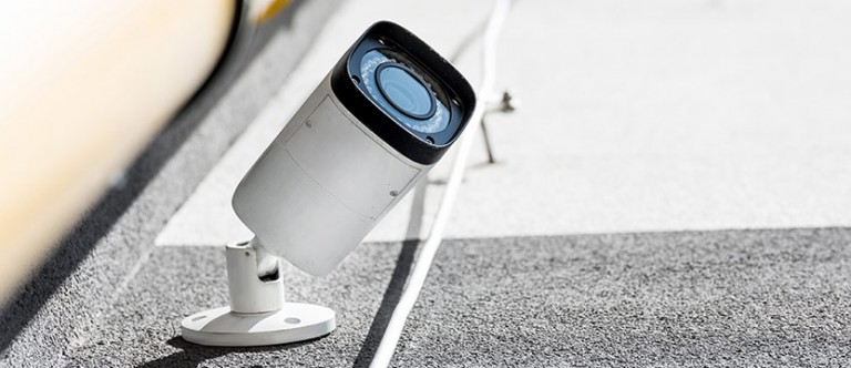 Kan hemlarm användas med öppna dörrar eller fönster?