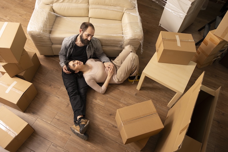 Ett par bland flyttlådor