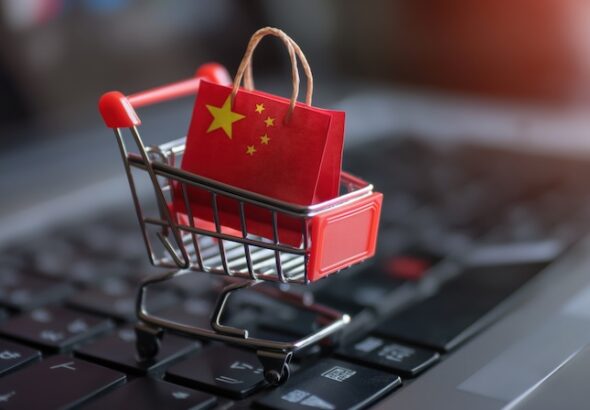 Kundvagn i miniatyr med kinesisk påse