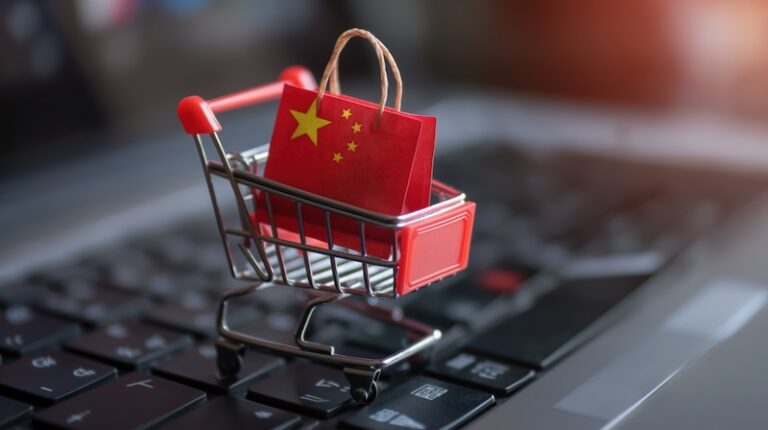 Kundvagn i miniatyr med kinesisk påse